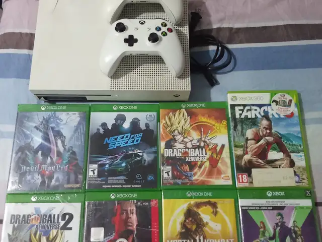 Xbox one s slight crack on the body bought it jusso comes with everything seen, Arima