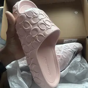 Size 8 coach slides, Arouca