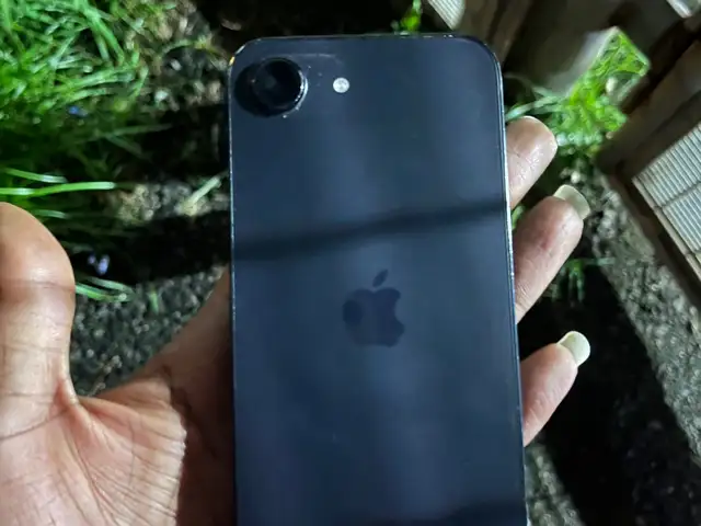 I PHONE 16e, Barataria