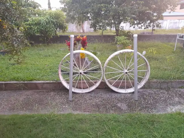 Metal decor garden wheels, Charlieville