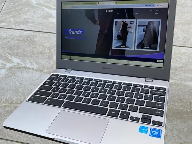 Sliver Samsung laptops, Arima