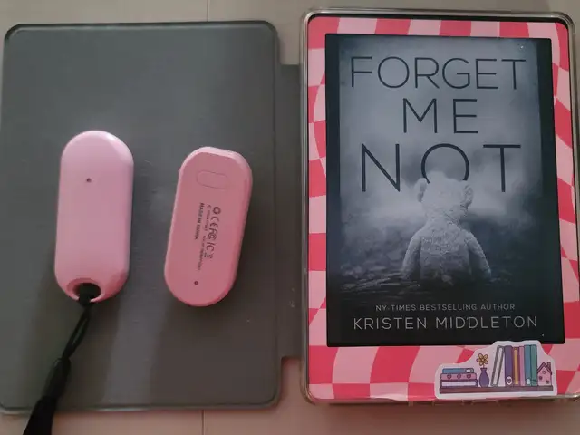 KINDLE PAPERWHITE SIGNATURE EDITION 11TH GEN AND HANDSFREE PAGE TURNER, Chase Village