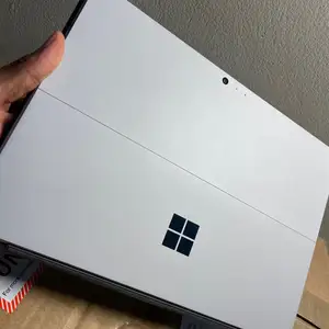 Microsoft Surface Pro5 12.3 128GB SSD 8GBRAM 2-In-1 Touch Laptop-Silver, Sangre Grande