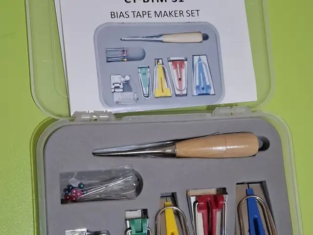 Bias binding tool for sewing, Valsayn