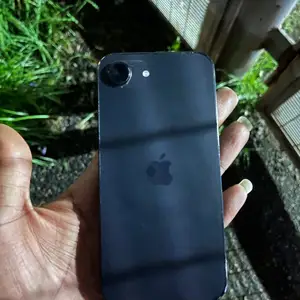 I PHONE 16e, Barataria