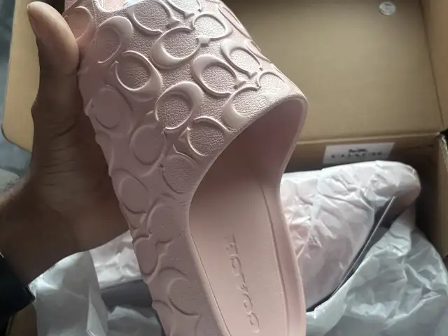 Size 8 coach slides, Arouca