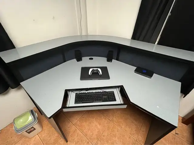 CORNER DESK, San Fernando