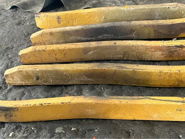 CAT D6 track guides Brand New, Aripero