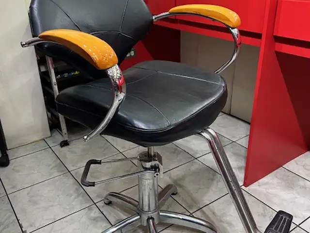 1 Hair Dresser Hydraulic Chair, La Romain