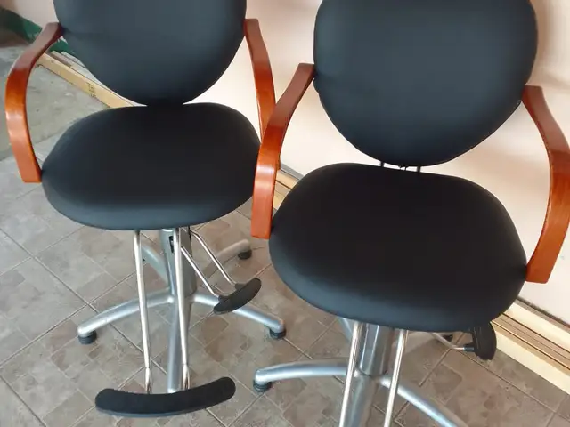 2 Hairdresser hydraulic chairs, Diego Martin