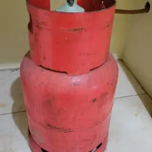 2 Gas Tanks Available, Champs Fleurs