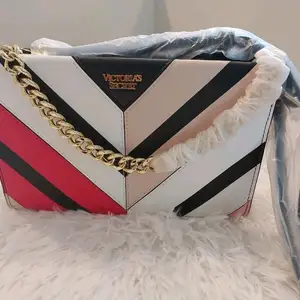 NWT Victoria's Secret Multi-Colored Chevron Crossbody Purse, Couva