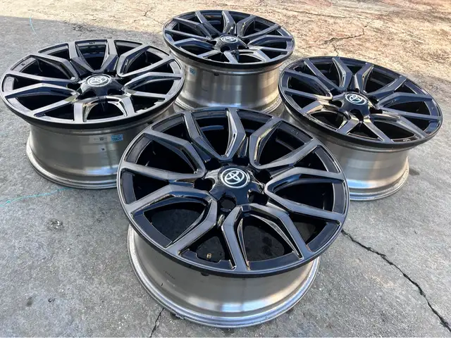 Toyota Hilux GR Sport 18 inch, Cross Crossing