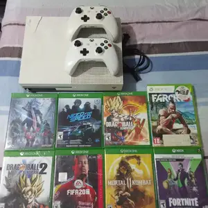 Xbox one s slight crack on the body bought it jusso comes with everything seen, Arima