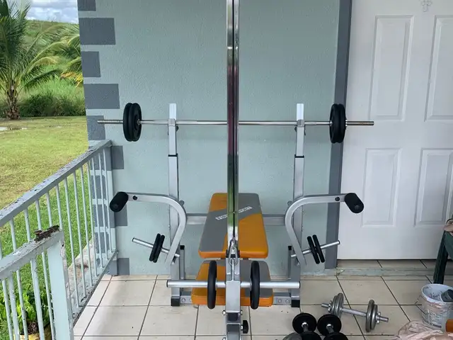 Bench and weight set, Debe