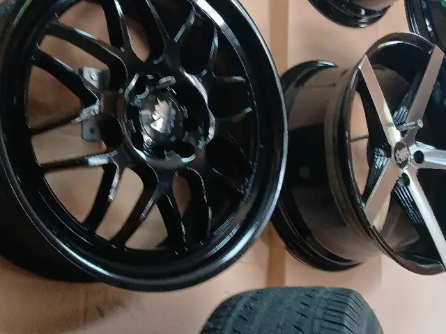 18 inch 4 Hole Universal Gloss Black, Aranguez