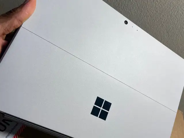 Microsoft Surface Pro5 12.3 128GB SSD 8GBRAM 2-In-1 Touch Laptop-Silver, Sangre Grande