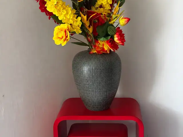 Decorator cubes and vase with Flowers, Glencoe